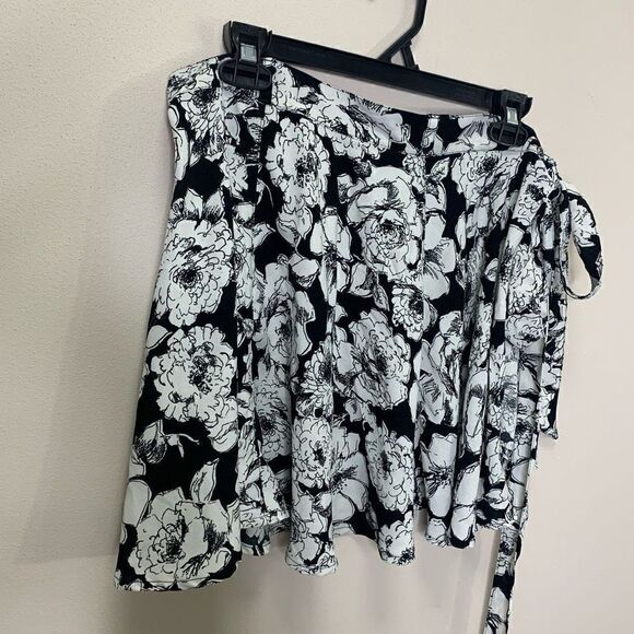 Abercrombie & Fitch Dresses & Skirts - Abercrombie & Fitch black and White Wrap Skirt With Tie Size XS (p1)